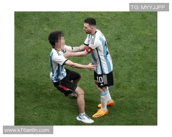 梅西在比赛中意外摔倒引发热议球迷纷纷表达关心与支持