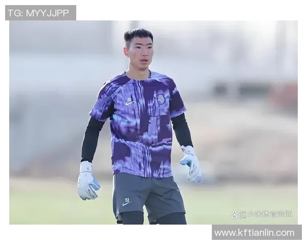 中国足球明星身穿军装展现英勇风采引发球迷热议与关注