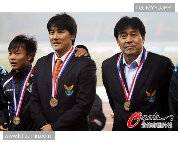 足球明星与影子展开激烈对抗赛挑战自我极限的奇幻旅程